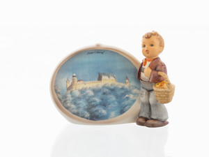 M.I. Hummel Little Visitor Veste Coburg Plaque (HUM 919) featuring a young boy standing before the gates of the historic Veste Coburg fortress in Germany.