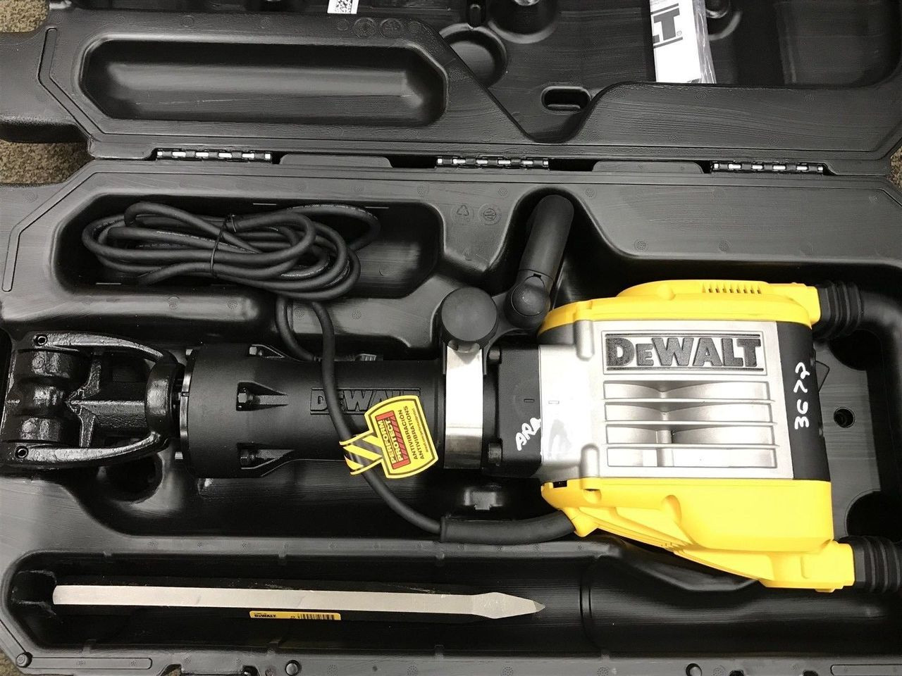 Dewalt D25960k New Pavement Breaker Jack Hammer Electric Concrete
