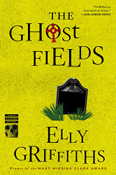 Ghost Fields (Ruth Galloway Mysteries)
