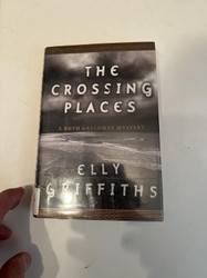 The Crossing Places (Ruth Galloway Mysteries)
