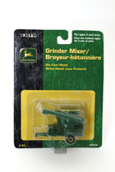 1/64 John Deere Grinder Mixer  Green Pack