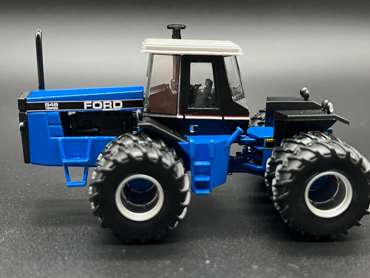 1/64 Ford 846