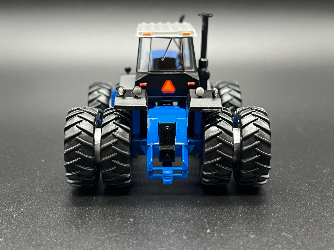 1/64 Ford 846