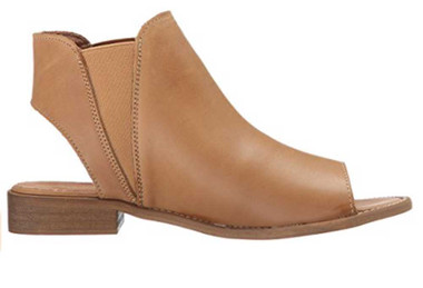 Side View:  Women's Shoes, Women's Flat Sandal, Musse and cloud Ciara, Leather, 1" heel, Color: Cue