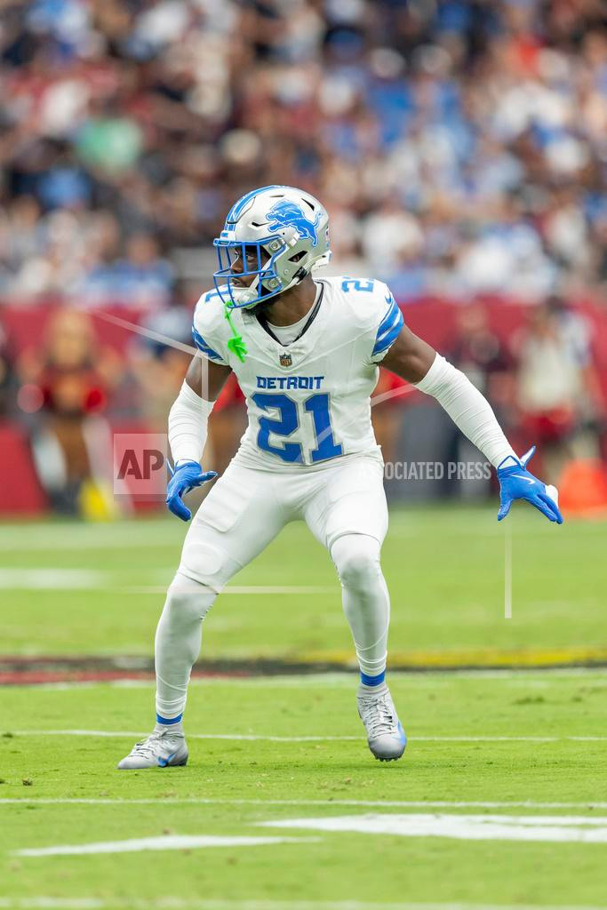 Amik Robertson Autographed 8x10 #2 (Pre-Order) - Detroit City Sports