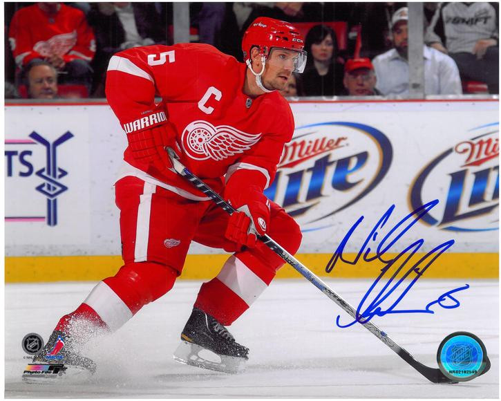 Nicklas Lidstrom Autographed Detroit Red Wings 8 x 10 Photo at 's  Sports Collectibles Store