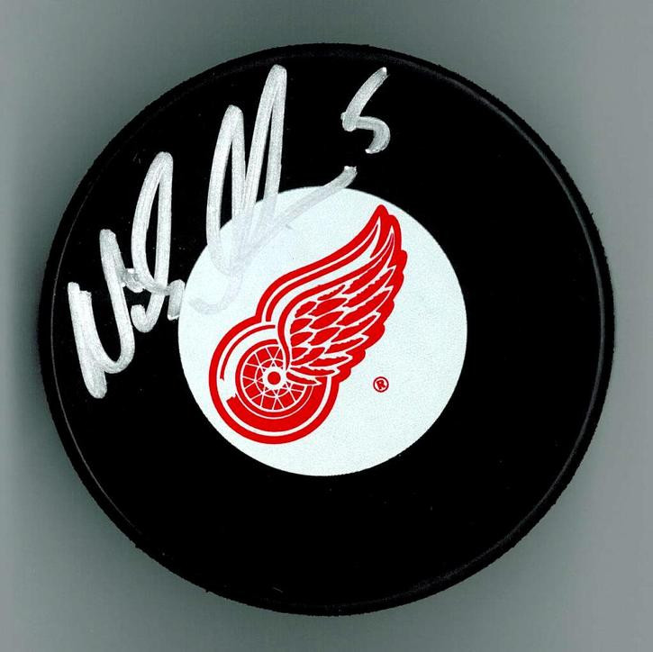 Nicklas lidstrom autographed puck Clearance