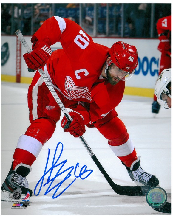 Henrik Zetterberg Autographed Detroit Red Wings 8x10 Photo #5 - Skating  with Puck