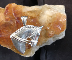 Sterling silver hunter horse pendent with bail. The hunter is available in gold if desired. Just call the admin at 859-333-0458. Please specify that you are interested in the headset with bail. For a morgan or saddlebred