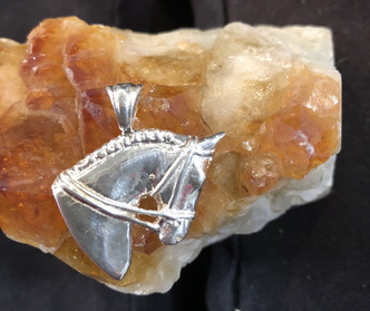 Sterling silver hunter horse pendent with bail. The hunter is available in gold if desired. Just call the admin at 859-333-0458. Please specify that you are interested in the headset with bail. For a morgan or saddlebred