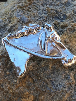 Thoroughbred racehorse head in sterling silver. A lovely racing image with a horse straining for the wire. Bail is hidden in the back. This piece is available in gold with any gemstone to create a special custom piece.