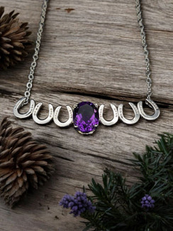 Horseshoe bar necklace with amethyst