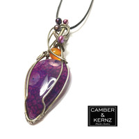side view of dragon vein agate pendant showing depth and wire wrapping on this pendant