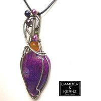 Angled view of N00382 agate pendent showing the veins in the gemstone