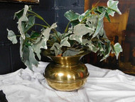 A FINE ANTIQUE BRASS PLANTER OR JARDINIERE