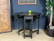 A CHARMING SMALL ANTIQUE OAK GATELEG SIDE TABLE