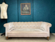 A FINE ANTIQUE VICTORIAN 3 SEATER COUNTRY HOUSE CHESTERFIELD SOFA