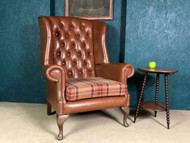 A FINE VINTAGE BROWN LEATHER COUNTRY HOUSE CHESTERFIELD ARMCHAIR