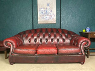 A FINE VINTAGE COUNTRY HOUSE OXBLOOD RED LEATHER CHESTERFIELD SOFA