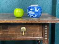 A CHARMING BLUE AND WHITE ORIENTAL CHINESE GINGER JAR
