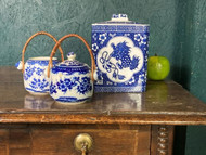 A CHARMING COLLECTION OF BLUE & WHITE CHINESE ORIENTAL POTTERY VASES