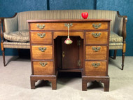 A FINE LATE GEORGIAN ANTIQUE WALNUT KNEEHOLE DESK OR DRESSING TABLE