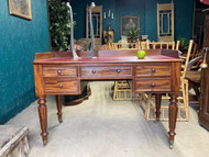 A FINE ANTIQUE MAHOGANY WRITING DESK OR DRESSING TABLE IN THE GILLOWS MANNER