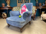 A GOOD SIZED ANTIQUE COUNTRY HOUSE ARMCHAIR