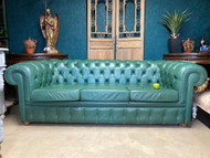 A FINE VINTAGE GREEN LEATHER 3 SEATER COUNTRY HOUSE CHESTERFIELD SOFA