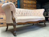 A FINE 19th CENTURY ANTIQUE COUNTRY HOUSE CHESTERFIELD SOFA