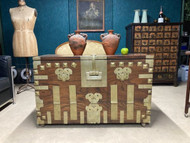 A FINE ANTIQUE WOODEN & BRASS CHEST OR STORAGE BOX - IDEAL TABLE