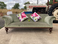 A FINE GOOD SIZED ANTIQUE VICTORIAN COUNTRY HOUSE CHESTERFIELD SOFA