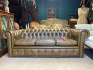 A FINE 3 SEATER OLIVE GREEN LEATHER VINTAGE COUNTRY HOUSE CHESTERFIELD SOFA