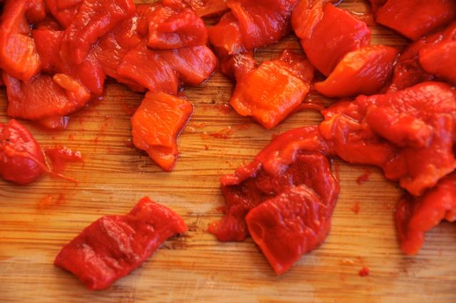 chop red bell pepper in pieces