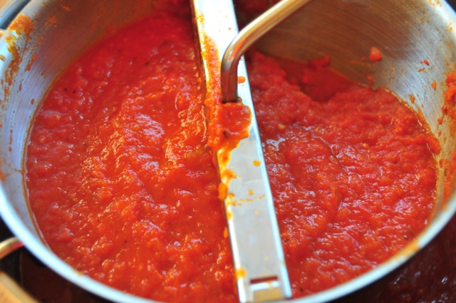 how to make fresh and simple tomato sauce with all natural italian seasonings