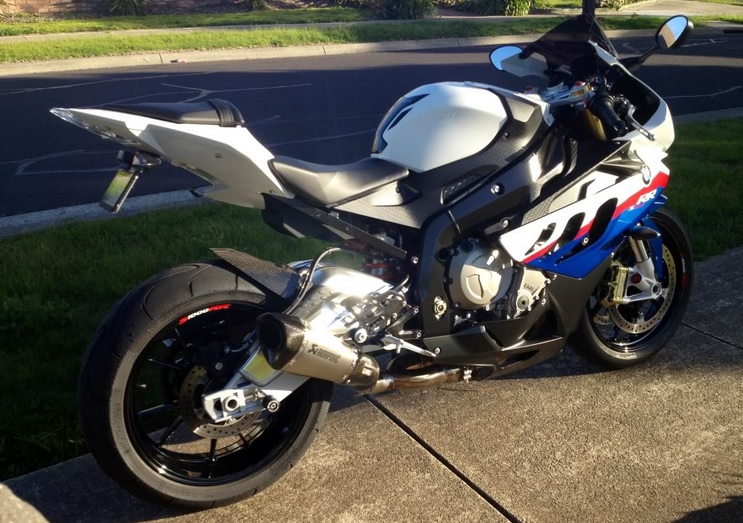 bmw-s1000rr-with-full-race-headers-and-akropovich-shorty-can.jpg
