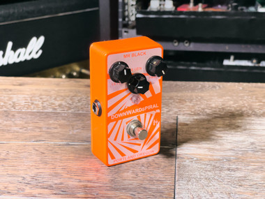 Mr Black Downward Spiral Delay Pitch Glitch Guitar Pedal
