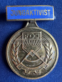 om436 - c1960s JUNGAKTIVIST - enamel FDJ medal in box