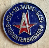 aa075 - c1975 10year FDJ Studentenbrigaden badge