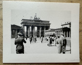 aa523 - c1940 Wehrmacht officer visiting Berlin - Brandenburg Gate