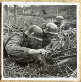 aa584 - Wehrmacht Heer MG Machine Gun crew - period cig card collector pic