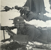 aa627 - Wehrmacht Heer MG Machine Gun firing position with decal Stahlhelm