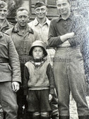 aa678 - Luftwaffe soldiers and child wearing Stahlhelm