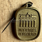 oa106 - early 1950s Unteilbares Deutschland - East German badge with Berlin Brandenburg Gate
