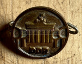 oa107 - early East German badge with Berlin Brandenburg Gate