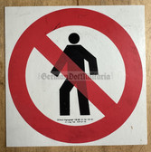 oo043 - East German plaque sign - No pedestrians - No walking