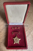 om411 - ORIGINAL Held der Arbeit medal in original case and with MB Münze Berlin hallmark