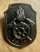 bw053 - 14 - West German Feuerwehr Fire Service cap badge - Bavaria