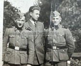 ac375 - 2x Waffen SS soldiers with friends