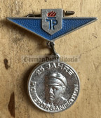 gw325 - Pionierorganisation Young Pioniers badge - c1973 25 years anniversary of the organisation